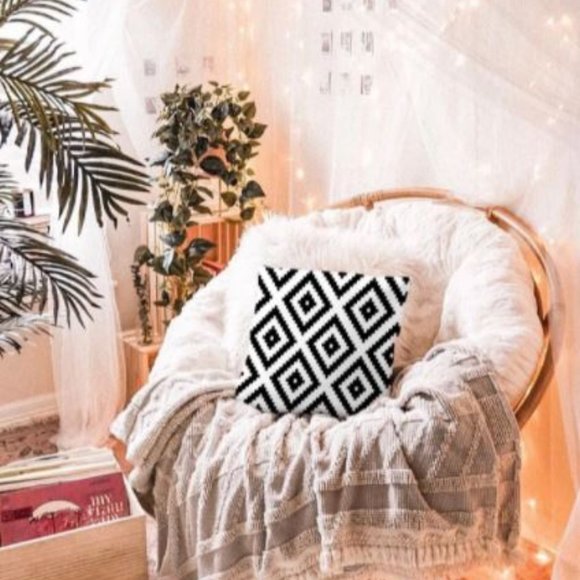 Black & white throw pillow - Picture 3 of 4